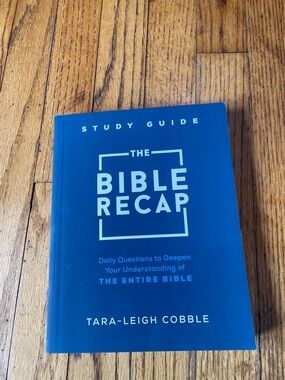 The Bible Recap Study Guide by Tara-Leigh Cobble - Blue